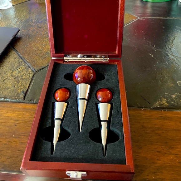 Nice Boxed Set of Wine Stoppers – Two Sizes. - Picture 2 of 8